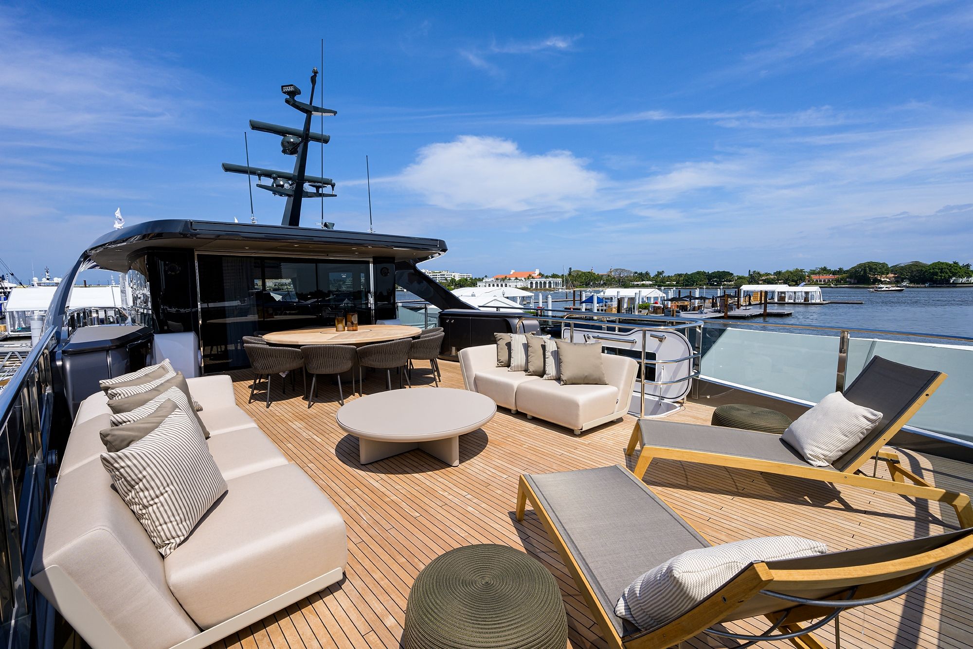 95_princess_x95014_flybridge_deck_1.jpg