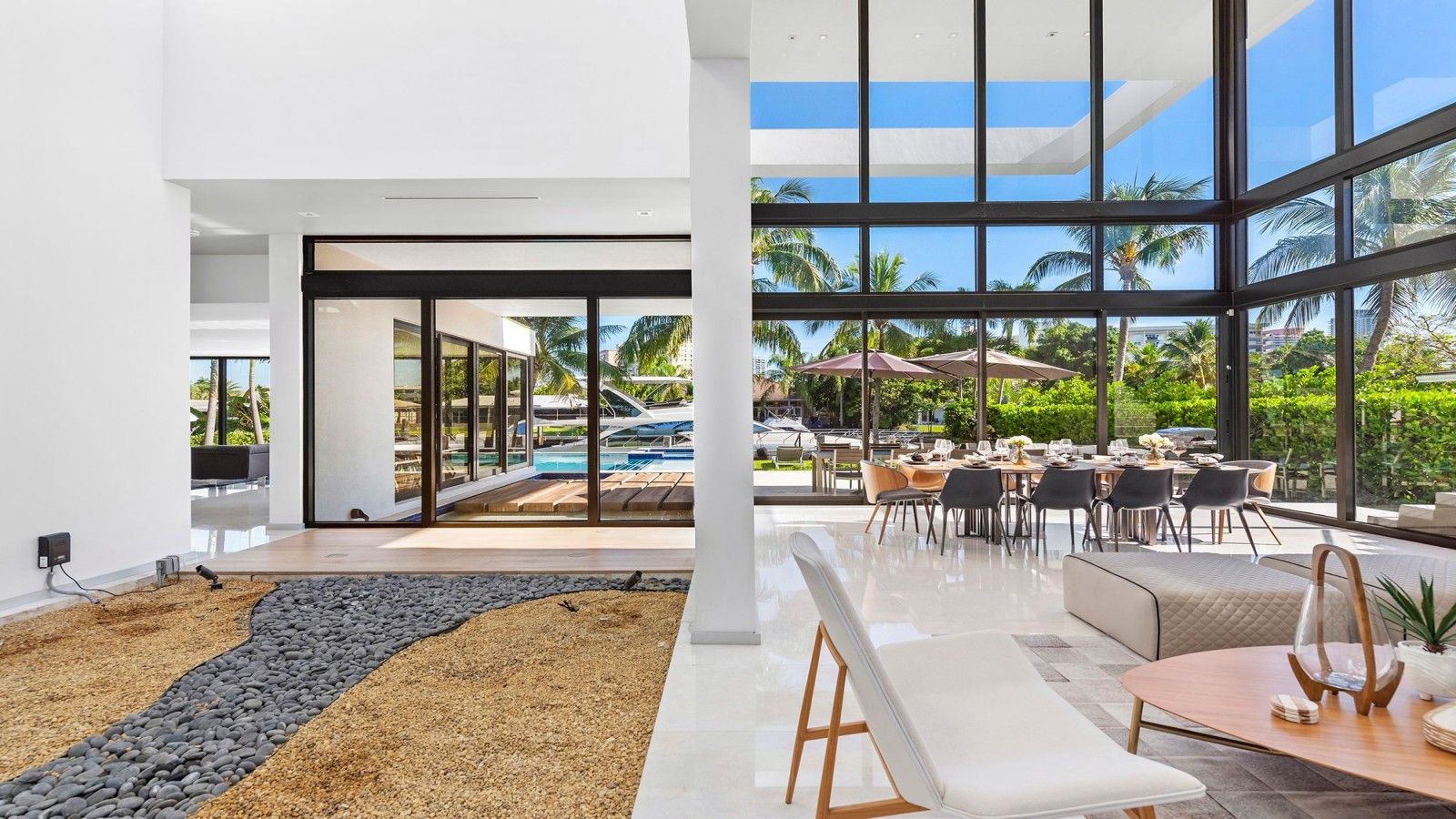Villa_Okasa_dining_area_54fa403110.jpg